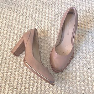 Clarks Nude Pebble Leather Gold Tone Heels, 7.5